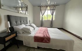 ACOGEDOR APARTAMENTO DISPONIBLE eN CALARCA QUINDIO EXCELENTE UBICACION EN CONJUNTO CERRADO 2 HABITACIONES PARKING BIEN EQUIPADO